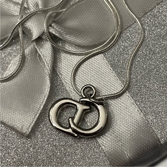 FASHION DIOR SILVER LOGO PULL CHARM ON 18β STERLING SILVER CHAIN - Picture 3 of 5